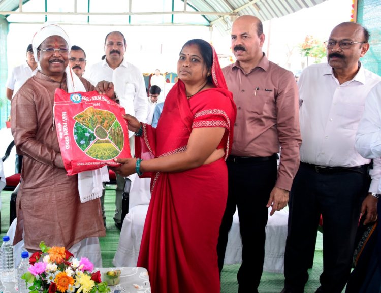 कृषि मंत्री नेताम ने मिट्टी एवं बीजों की पूजा की और ट्रैक्टर चलाकर बीजों की बुआई की  