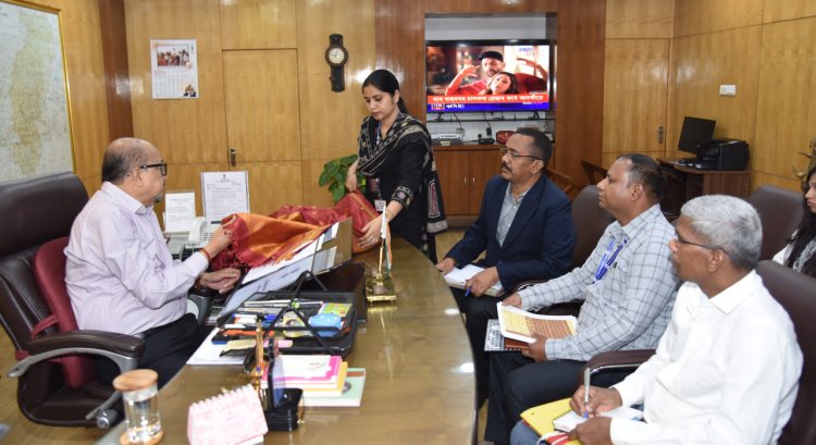 राज्यपाल ने कोसा वस्त्रों के नवाचार और बुनकरों के आर्थिक सशक्तिकरण पर दिया जोर  