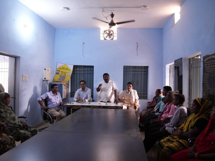 विशेष ग्राम सभा में ग्रामवासियों को जनगणना के सम्बन्ध किया जा रहा है जागरुक,  जनगणना 2027- प्रथम चरण में मकानों की गणना...