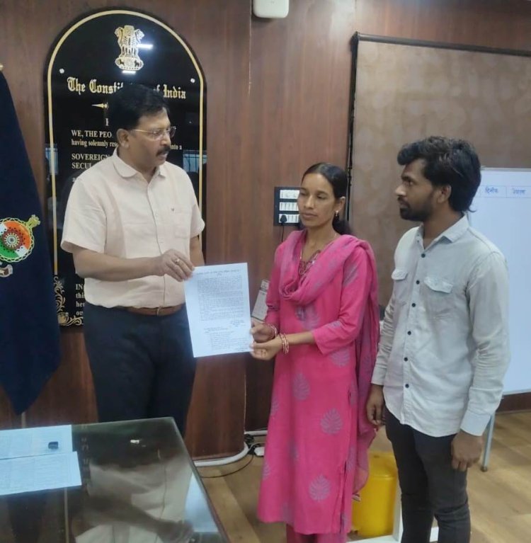 दिवंगत प्रधान आरक्षक की पत्नी को डीआईजी/एसएसपी सूरजपुर ने दी महिला आरक्षक के पद अनुकम्पा नियुक्ति।,