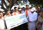 रायपुर : सुशासन तिहार: मुख्यमंत्री विष्णु देव साय ने समाज प्रमुख को सौंपा टेंट एवं बर्तन सामग्री, ग्राम आमगांव में बढ़ेगा रोजगार