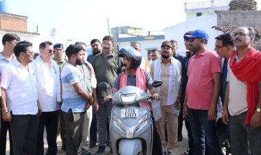 रायपुर : स्कूटी पर निकले उप मुख्यमंत्री अरुण साव, नगर भ्रमण कर विकास कार्यों का लिया जायजा