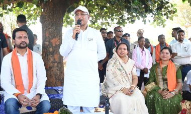 कटहल–गुलमोहर की छांव में सजी चौपाल, मुख्यमंत्री ने सरोधी में सुनी जनता की आवाज,
