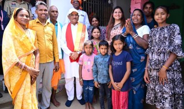एक ग्रामीण का न्योता, मुख्यमंत्री का अपनापन - प्रधानमंत्री आवास से साकार हुआ सपना, मुख्यमंत्री ने कराया गृह प्रवेश,,