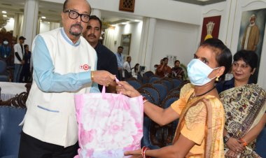 रायपुर : लोकभवन में लगा मेगा हेल्थ कैंप