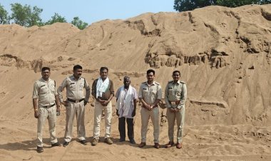 गोबरानवापारा में रेत के अवैध उत्खनन-भण्डारण पर खनिज विभाग की बड़ी कार्रवाई, 2 पोकलेन जब्त-सील,,,