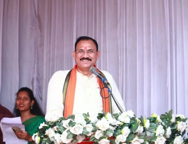 स्वास्थ मंत्री श्याम बिहारी के काफिले में अब होंगी केवल दो गाड़िया, मंत्री ने कार्यक्रम के बीच में मंच से दिया फॉलो गाड़ी और कारकेट को वापस जाने का आदेश,,,