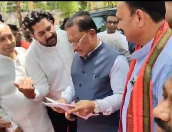 ब्लाक कांग्रेस कमेटी ने चिरमिरी के विकास एवं जनहित की मांगों को लेकर मुख्यमंत्री विष्णुदेव साय को चिरमिरी प्रवास के दौरान सौंपा ज्ञापन,,,