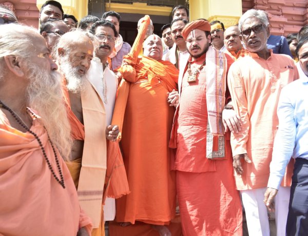 जगद्गुरु रामभद्राचार्य ने चिरमिरी के श्री श्री जगन्नाथ स्वामी मंदिर में की विशेष पूजा- अर्चना, प्रदेश और मानव कल्याण की मांगी मंगलकामना,,,