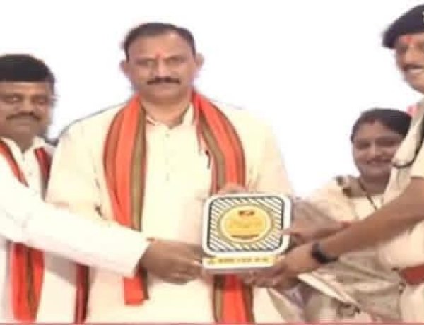 नशा मुक्ति अभियान एवं संगीन अपराधों में उत्कृष्ट कार्यवाही पर स्वास्थ्य मंत्री के हाथों बंसल न्यूज़ ने थाना प्रभारी चिरमिरी विजय सिंह को किया सम्मानित,