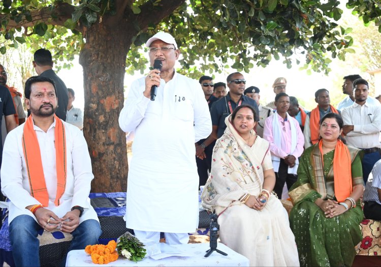 कटहल–गुलमोहर की छांव में सजी चौपाल, मुख्यमंत्री ने सरोधी में सुनी जनता की आवाज,