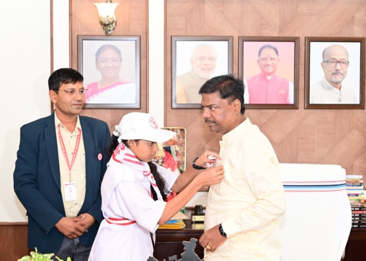 रायपुर : विश्व रेड क्रॉस दिवस पर बच्चों ने वन मंत्री श्री केदार कश्यप का किया सम्मान