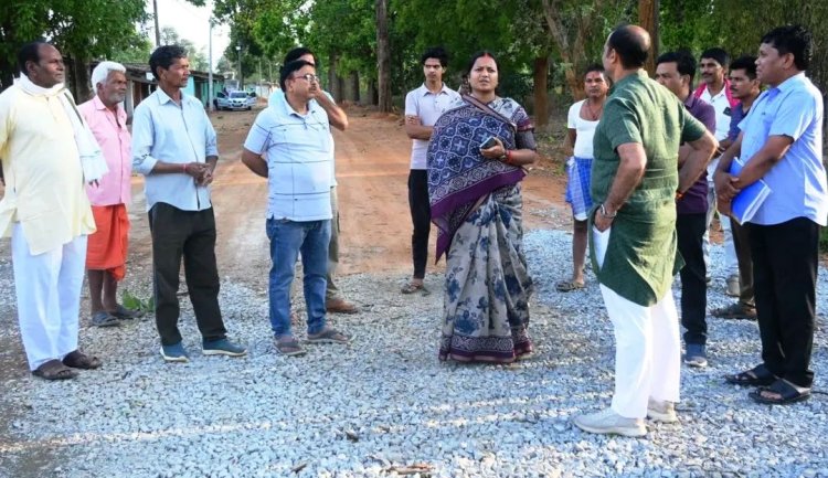 रायपुर : समयसीमा और गुणवत्ता पर फोकस: मंत्री लक्ष्मी राजवाड़े ने सड़क निर्माण कार्य का किया निरीक्षण