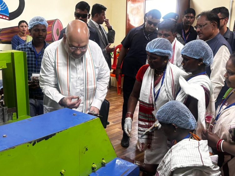 केंद्रीय गृहमंत्री श्री अमित शाह ने चखा बस्तर की इमली का स्वाद बोले यहां की इमली का स्वाद खट्टा नहीं बल्कि मीठा,