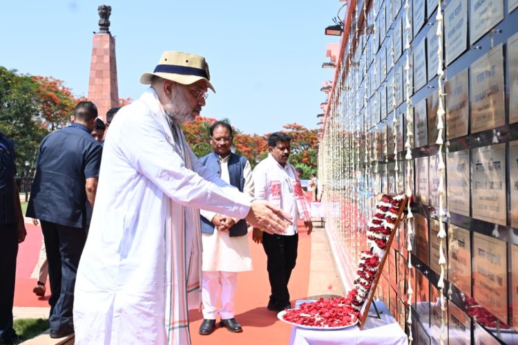 रायपुर : केंद्रीय गृहमंत्री श्री अमित शाह ने अमर वाटिका में शहीदों को दी श्रद्धांजलि, परिजनों से की आत्मीय मुलाकात,,,  