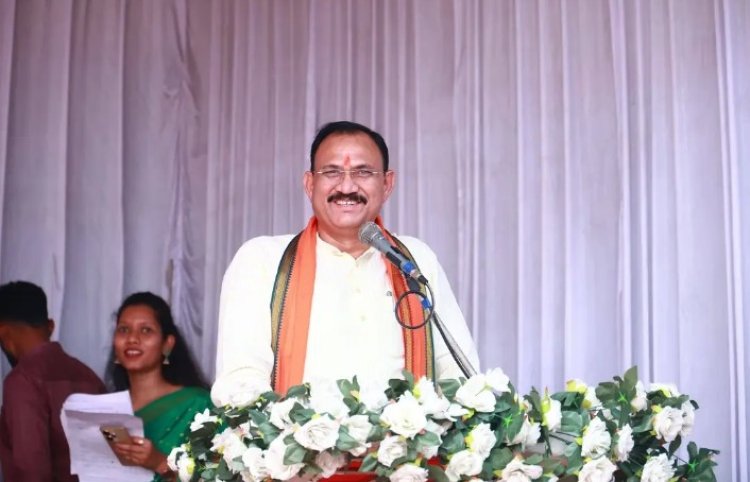 स्वास्थ मंत्री श्याम बिहारी के काफिले में अब होंगी केवल दो गाड़िया, मंत्री ने कार्यक्रम के बीच में मंच से दिया फॉलो गाड़ी और कारकेट को वापस जाने का आदेश,,,