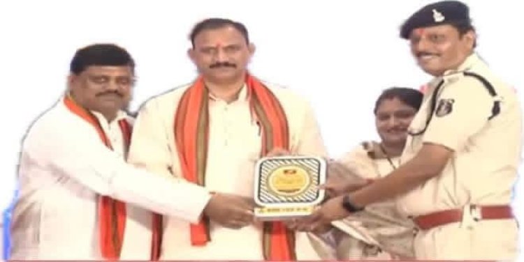 नशा मुक्ति अभियान एवं संगीन अपराधों में उत्कृष्ट कार्यवाही पर स्वास्थ्य मंत्री के हाथों बंसल न्यूज़ ने थाना प्रभारी चिरमिरी विजय सिंह को किया सम्मानित,