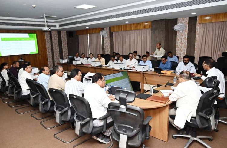 नगरीय निकाय से समन्वय कर शहर के बीच बनने वाली सड़कों में निर्माण के दौरान ही करें नाली, अंडरग्राउंड केबल, पाइपलाइन के लिए प्रावधान’,