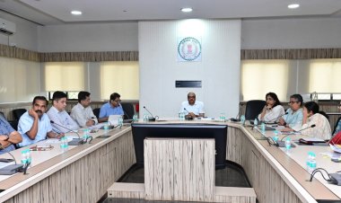 मुख्य सचिव ने सीएम हेल्पलाइन में संवेदनशीलता से काम करने के दिए निर्देश,मुख्य सचिव ने ली उच्च स्तरीय बैठक,,,
