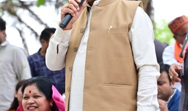 बरगद की छांव में सजी मुख्यमंत्री की चौपाल : सक्ती जिले के ग्राम ठठारी में ग्रामीणों से किया सीधा संवाद,