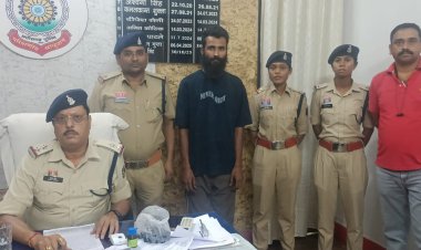 गोदरीपारा के घर में चल रहा था अवैध महुआ शराब का कारोबार, चिरमिरी पुलिस ने 49 लीटर शराब के साथ आरोपी को किया गिरफ्तार,