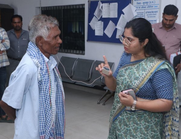 रायपुर : सुशासन तिहार बना बुजुर्गों का सहारा, 74 वर्षीय कोटवार को मिला श्रवण यंत्र