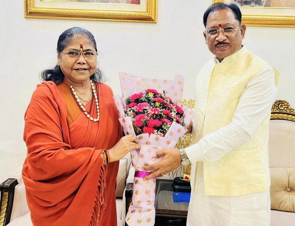 मुख्यमंत्री श्री विष्णु देव साय से राष्ट्रीय पिछड़ा वर्ग आयोग की अध्यक्ष साध्वी निरंजन ज्योति ने की सौजन्य भेंट,