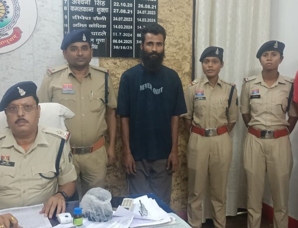 गोदरीपारा के घर में चल रहा था अवैध महुआ शराब का कारोबार, चिरमिरी पुलिस ने 49 लीटर शराब के साथ आरोपी को किया गिरफ्तार,