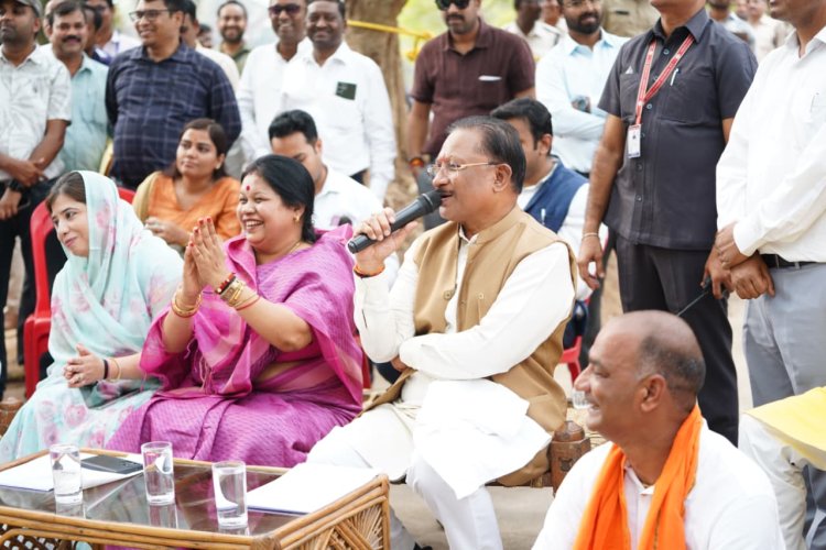बरगद की छांव में सजी मुख्यमंत्री की चौपाल : सक्ती जिले के ग्राम ठठारी में ग्रामीणों से किया सीधा संवाद  
