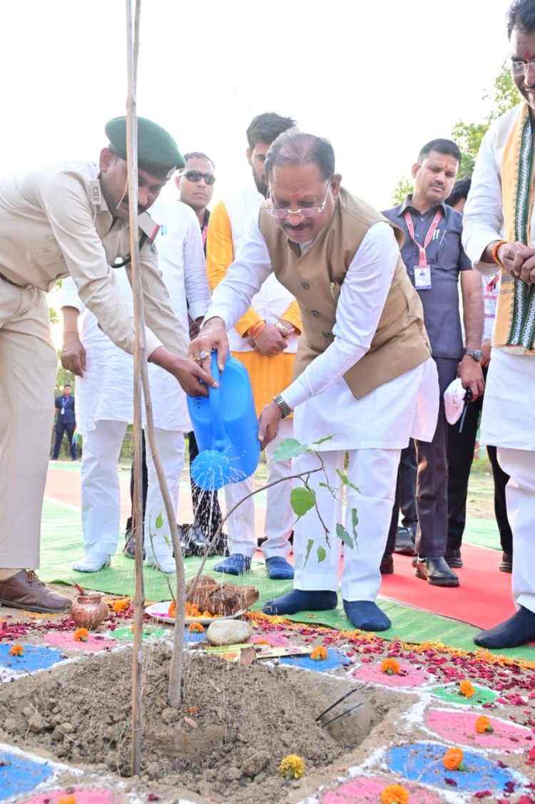 मुख्यमंत्री श्री विष्णु देव साय ने ‘एक पेड़ मां के नाम’ अभियान के तहत किया पीपल का पौधारोपण,