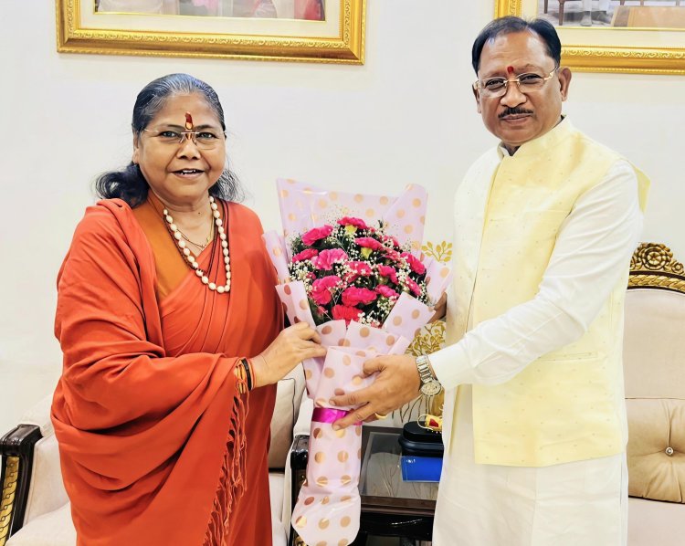 मुख्यमंत्री श्री विष्णु देव साय से राष्ट्रीय पिछड़ा वर्ग आयोग की अध्यक्ष साध्वी निरंजन ज्योति ने की सौजन्य भेंट,